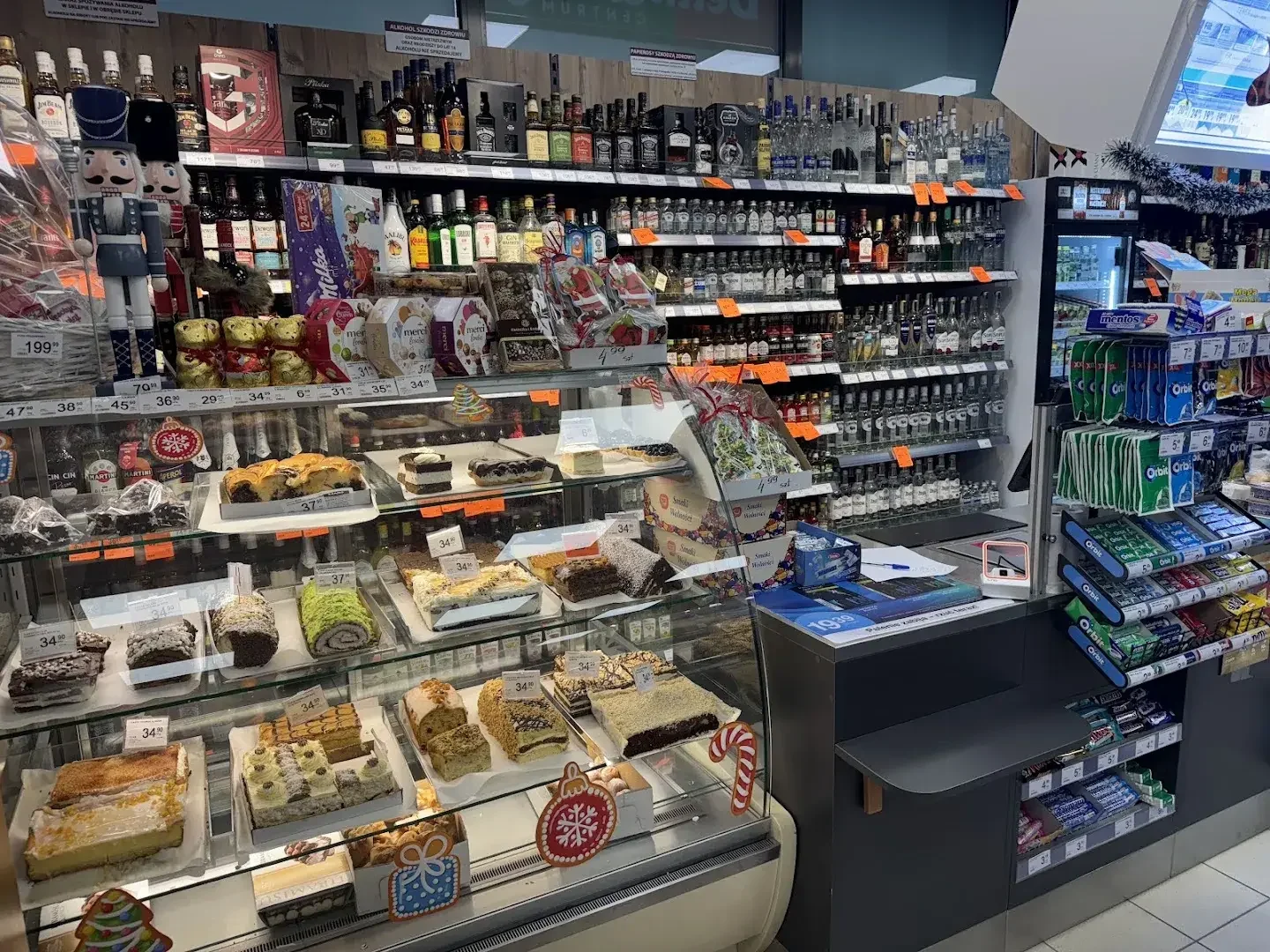 Mostrador de delicatessen con embutidos y quesos