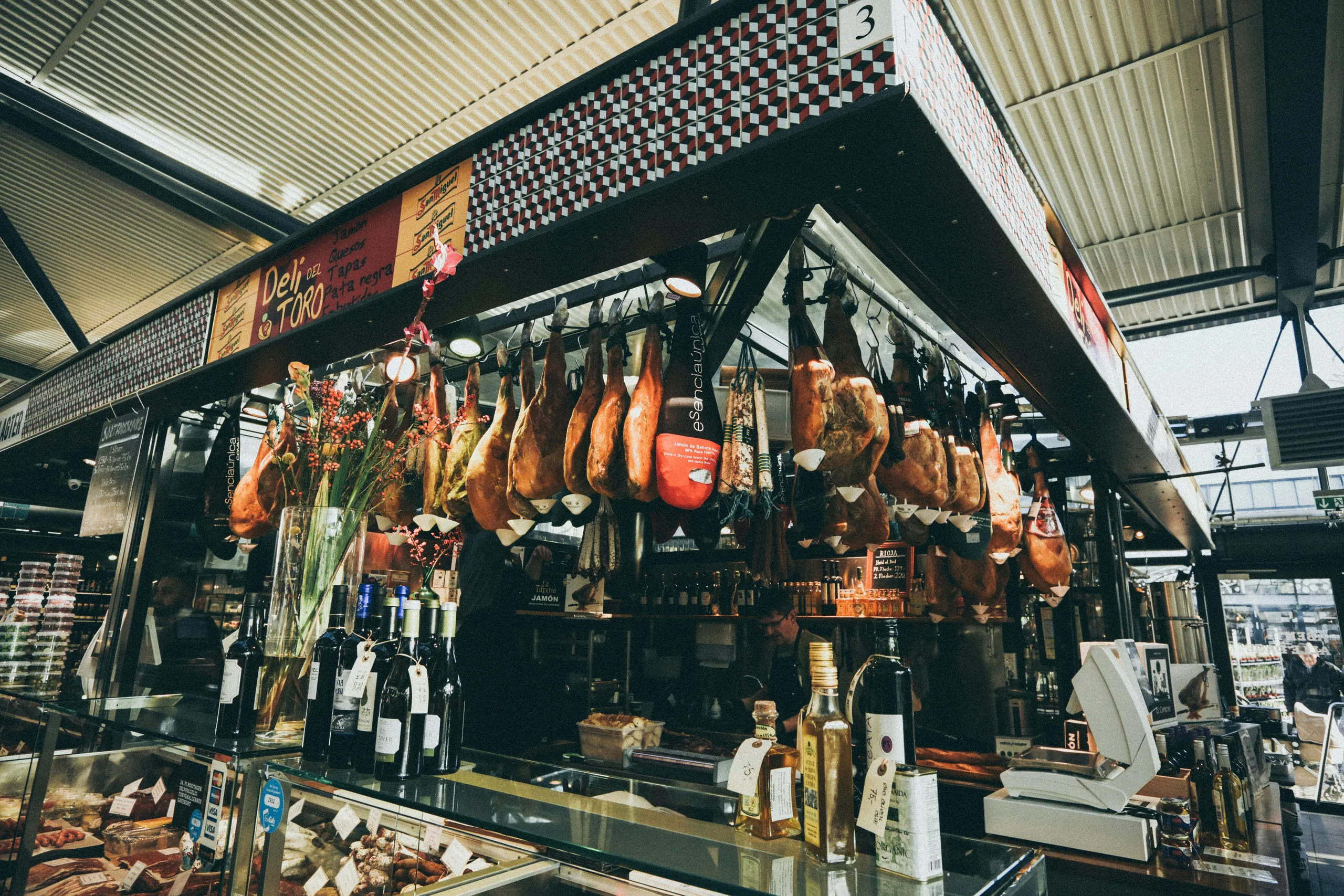 Mostrador de embutidos y jamones curados en la delicatessen