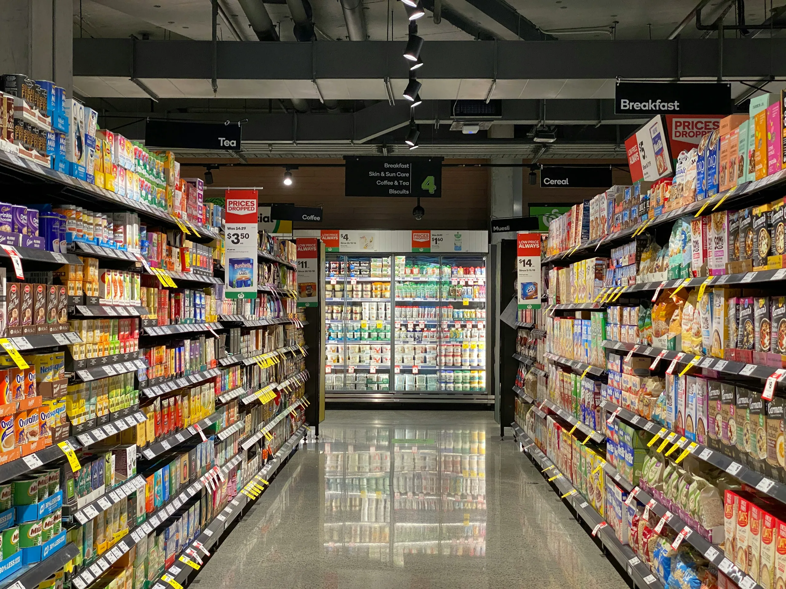 Mostrador de delicatessen con embutidos, quesos y conservas envasados
