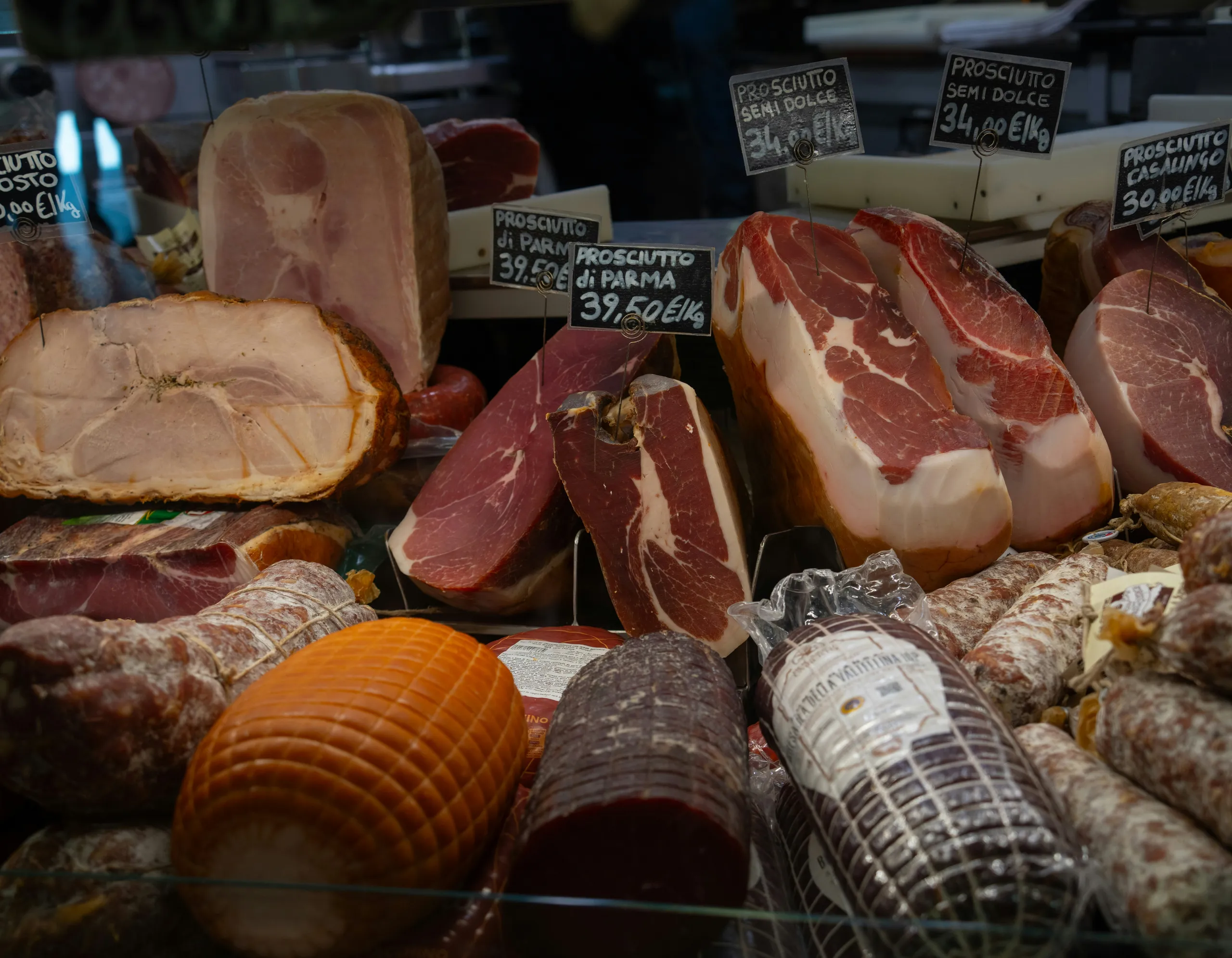 Puesto con embutidos y especialidades italianas