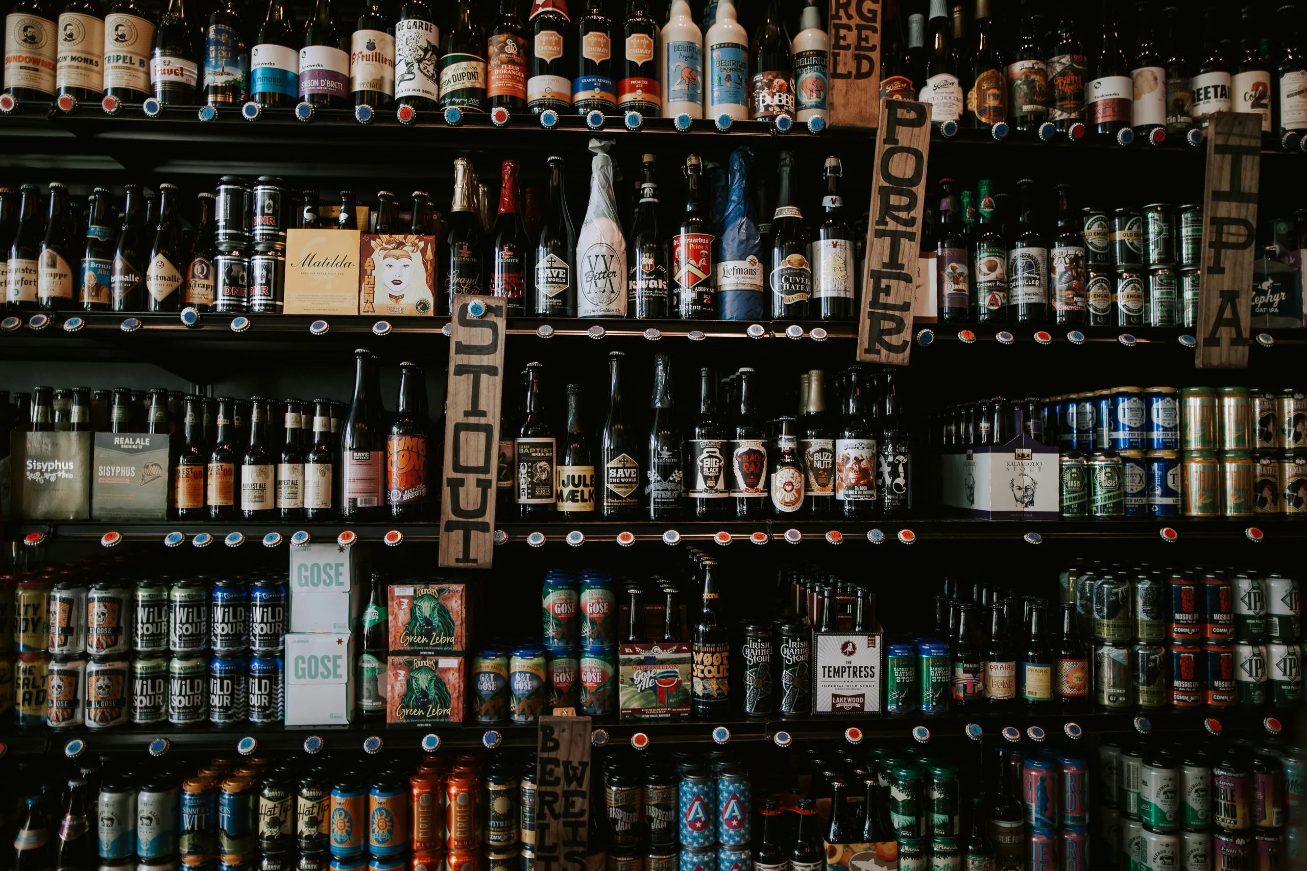 Estantería llena de vinos y cervezas artesanales