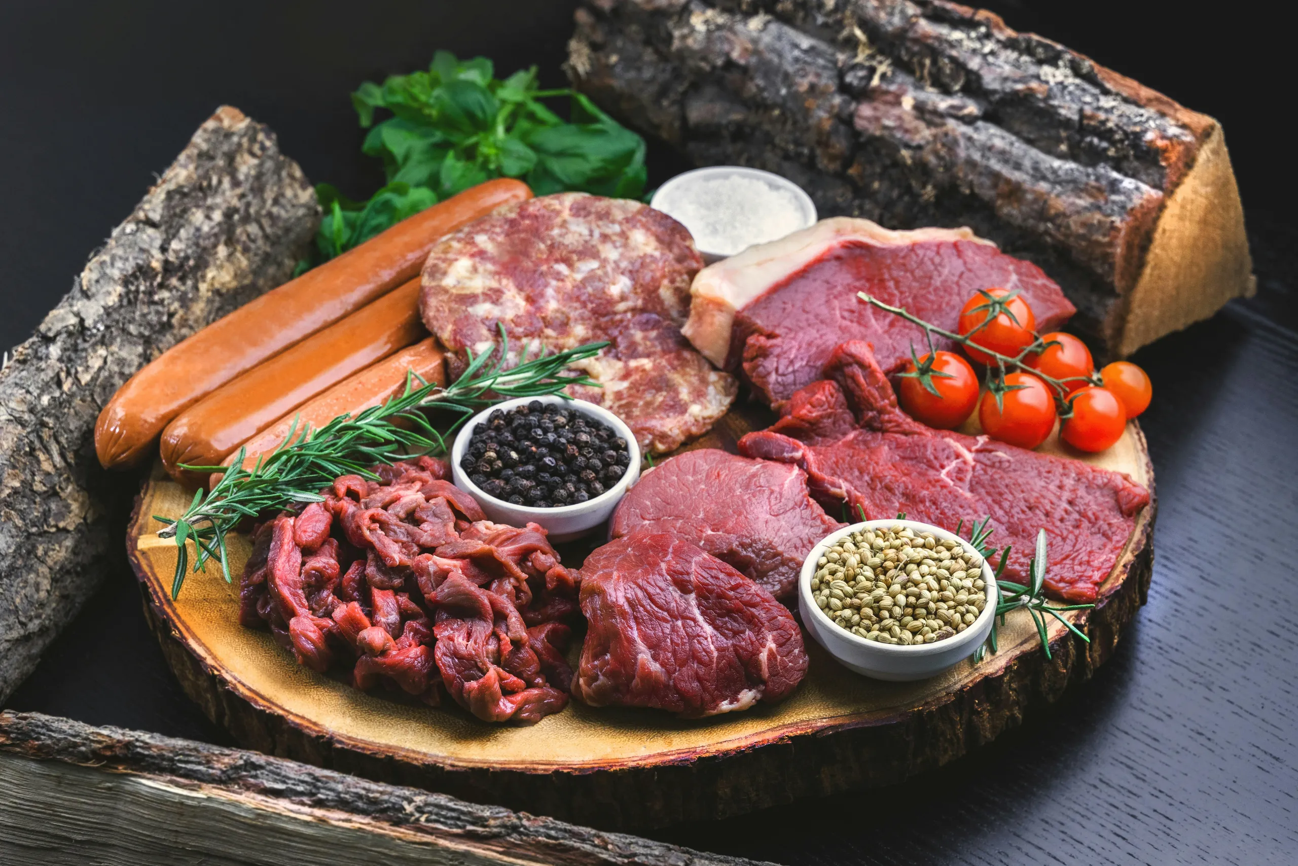 Tabla de embutidos, salchichas y carne de ternera fresca