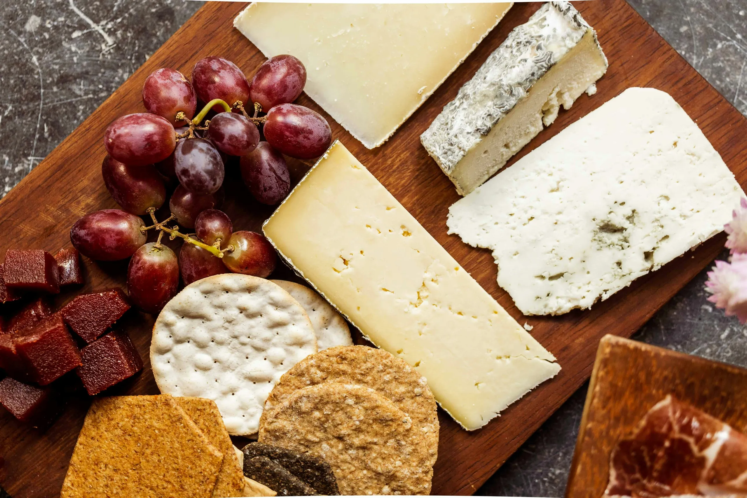 Tabla de quesos con uvas y galletas saladas