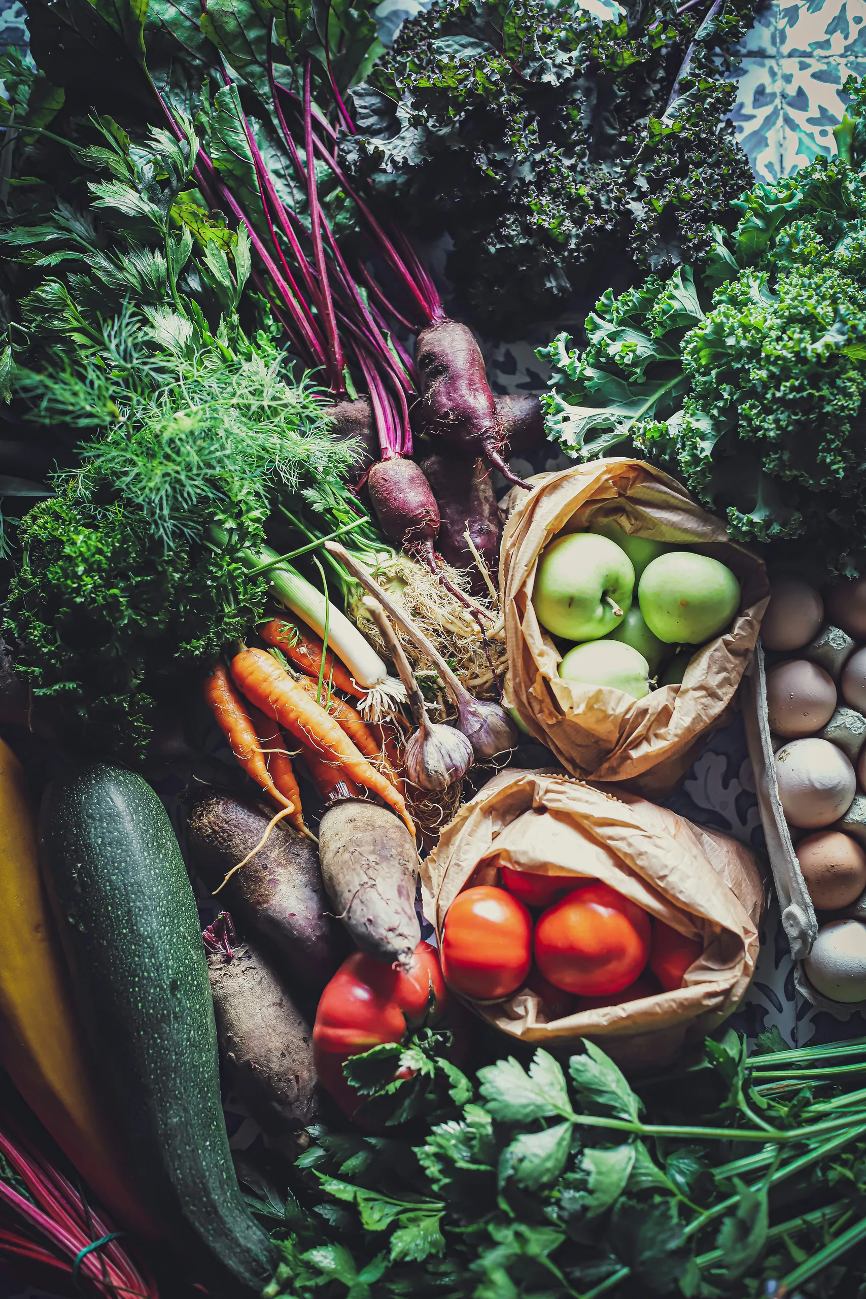 Verduras y frutas frescas: remolachas, zanahorias, tomates, manzanas y verduras de hoja