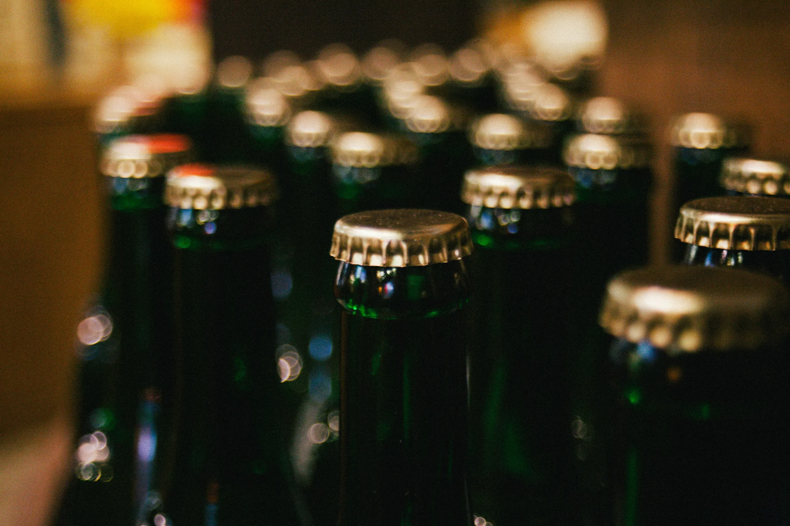 Botellas de cerveza artesanal con chapas