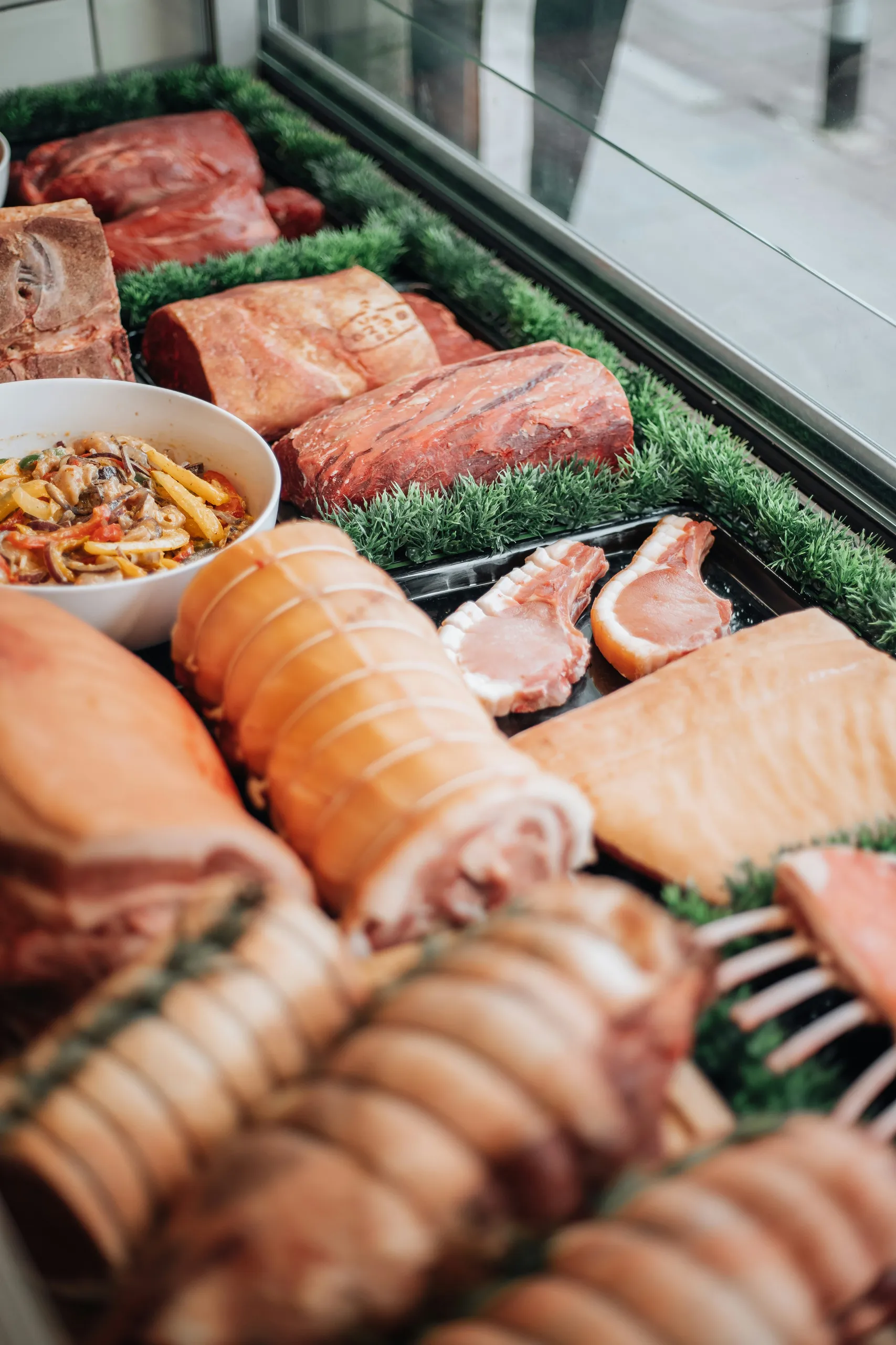 Mostrador de delicatessen con embutidos, carne y pescado