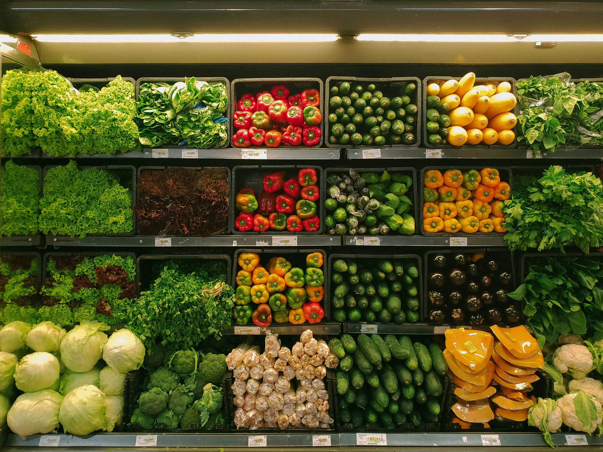 Expositor con frutas y verduras en cestas negras